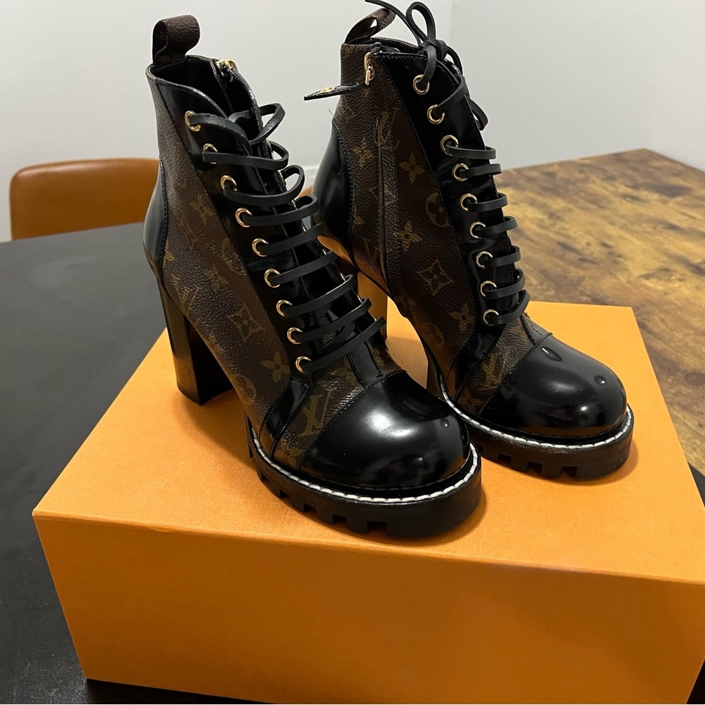 Lv boots comes with two dust bags a box and the bag price is firm